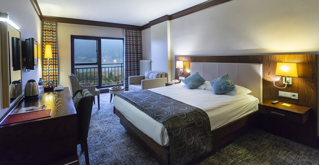 غرفة فاخرة مع إطلالة على البحيرة  | Abant Palace Hotel