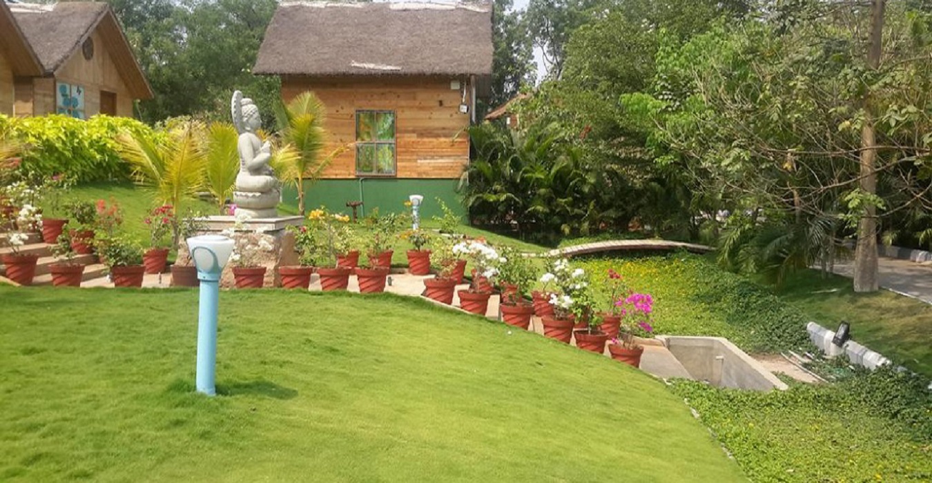 Restaurant | Mrugavani Resort and Spa