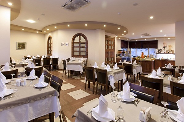 restaurants near gran hotel bali