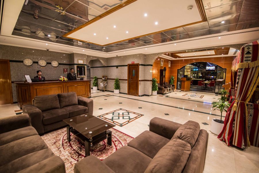 LOBBY-WITH-RESTAURANT.jpg