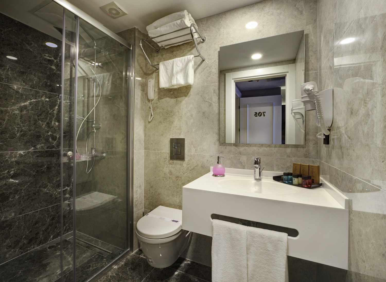 Standard Double or Twin Room Image 3